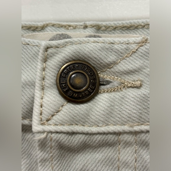 Free People We the Free Women's light wash denim cutoffs. Size 28 - Picture 5 of 9